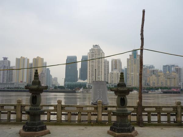 Wenzhou in China - Blick ber einen Fluss auf Hochhuser