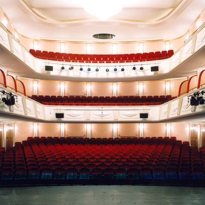 Innenansicht des Stadttheaters - Blick von der Bühne in den großen Saal