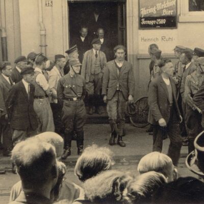 Verfolgung von NS-Gegnern 1933: Vor der Gastwirtschaft Heinrich Ruhl (Wrttemberger Hof) in der Bahnhofstrae 15 werden am 13. Mrz 1933 politische Gegner abgefhrt (StdtAG)
