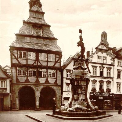Altes Rathaus am Marktplatz mit Kriegerdenkmal um 1910