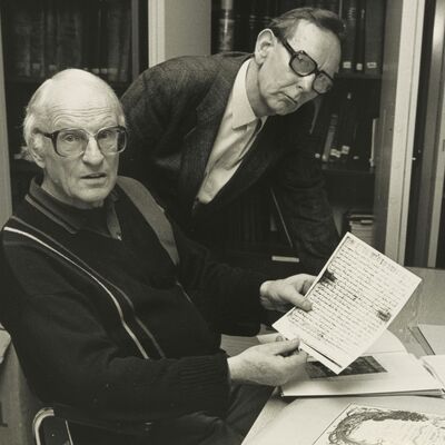 Erwin Knauß und der ehrenamtliche Archivmitarbeiter Aloys Nöhl, Januar 1991