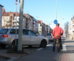 Ein PKW-Fahrer nimmt einem geradeaus fahrenden Radfahrer beim Abbiegen die Vorfahrt
